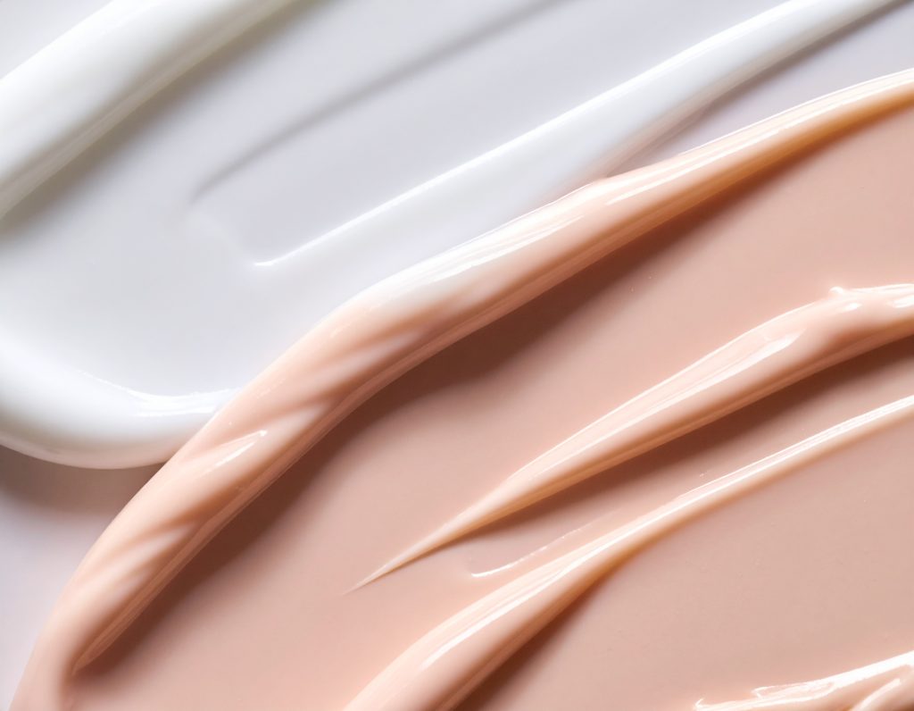 traces-creme-cosmetique-en-zoom-macro-beige-blanc-rose-pale