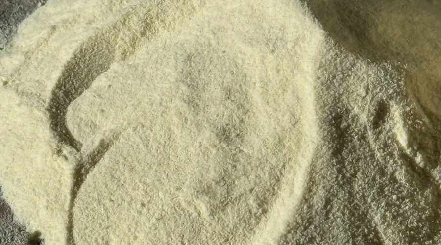 poudre-keratine-cynatine-laine-de-mouton-blanc-jaune-clair